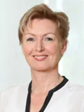 Ein Porträt von Frau Dr. Astrid Riedel, eine weiße Frau mit kurzen blonden Haaren.